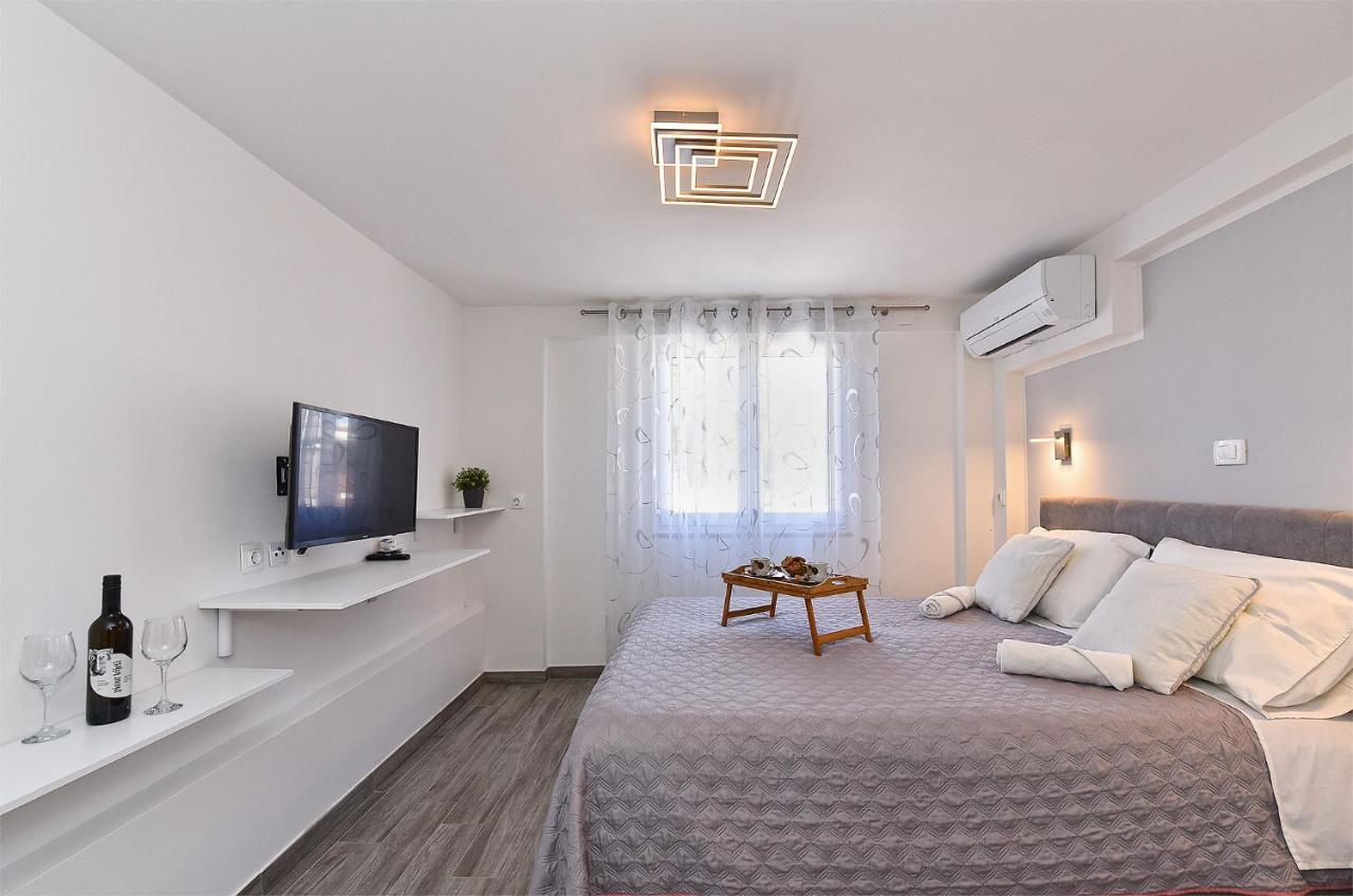 Double Room With Pool 2261 Medulin Bagian luar foto